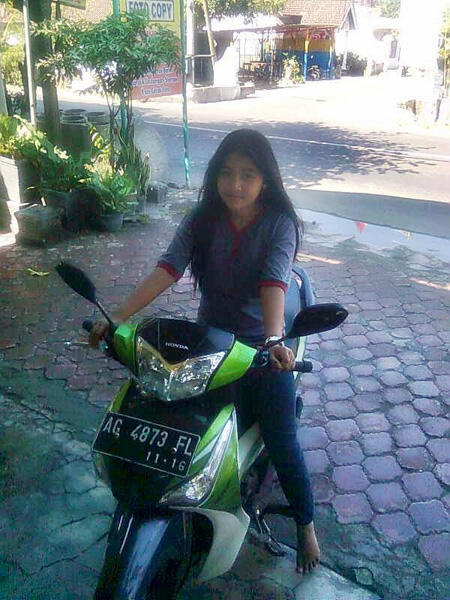 Cewek di atas motor (cewek masuk ajaaa)