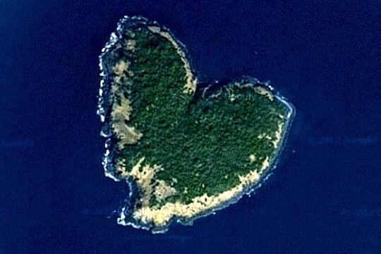 Banyak HATI ditengah laut gan, so sweet. (FENOMENA ALAM) 