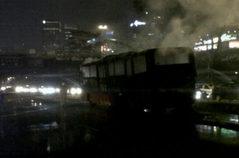 &#91;BREAKING NEWS&#93; Bus TransJ Koridor 6 Terbakar di Duren Tiga Malam ini