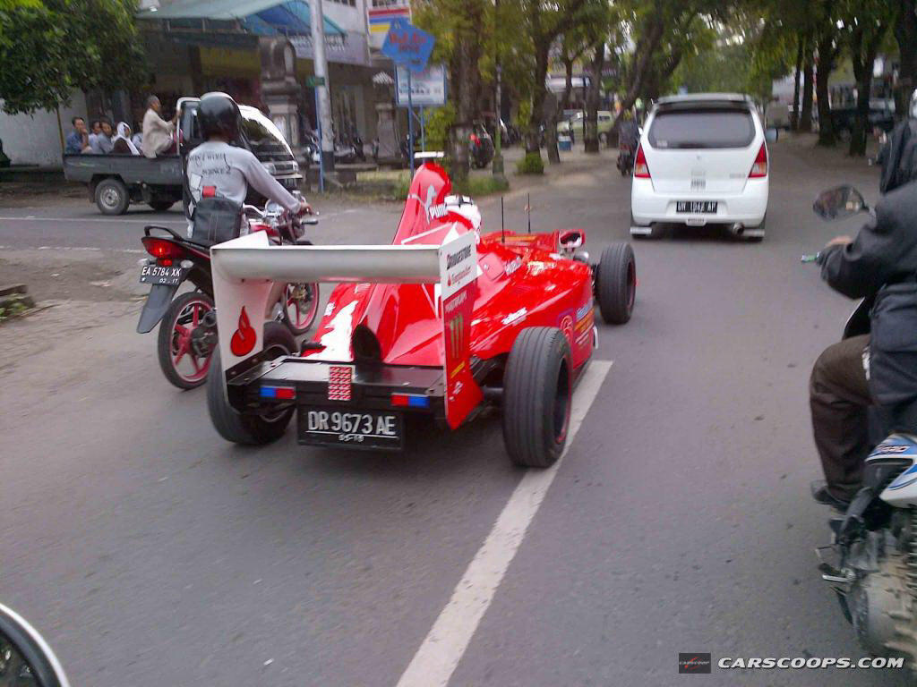 Heboh gan, penampakan Ferrari F1 milik org Indonesia berkeliaran di jalan raya !!!!