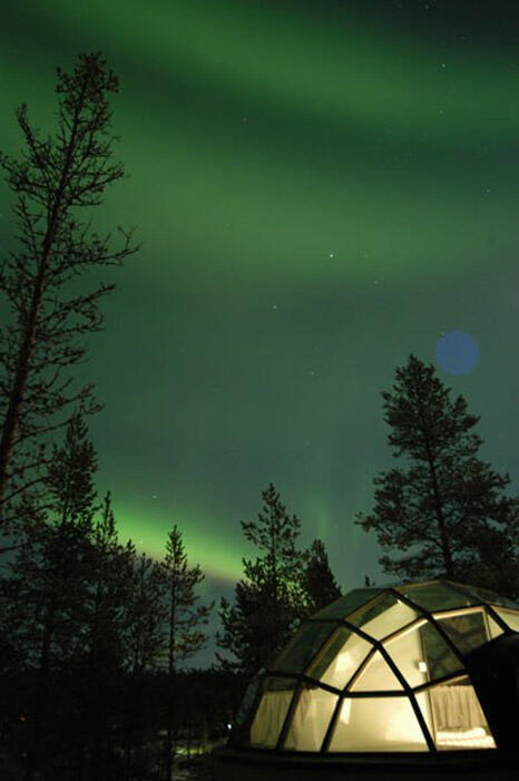 Gan,hotel ini dari dalam kamar kita bisa ngeliat pemandangan aurora!!!