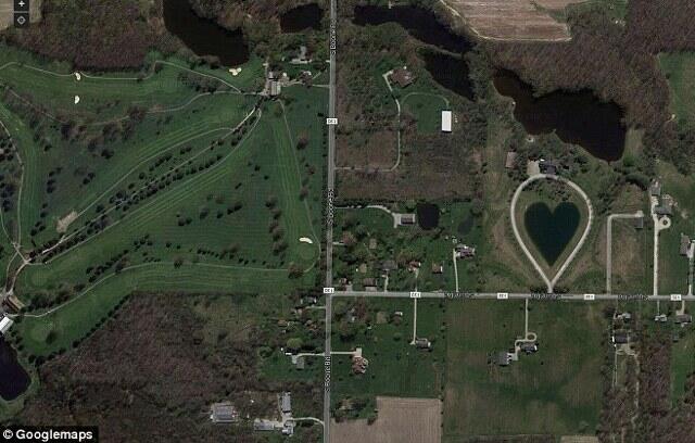Simbol&quot; yang tertangkap oleh google earth
