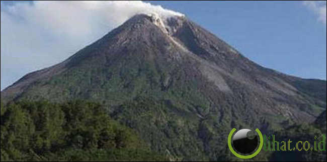 7 gunung yang paling angker di indonesia