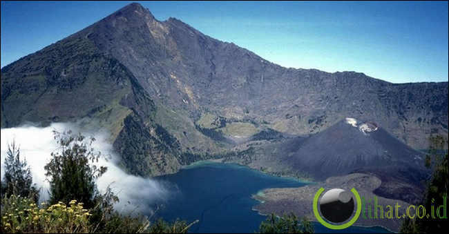 7 gunung yang paling angker di indonesia