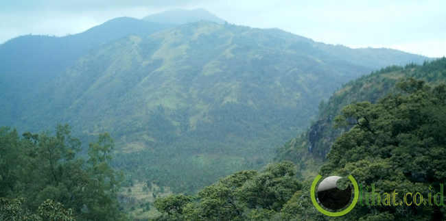 7 gunung yang paling angker di indonesia