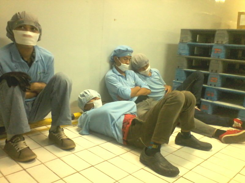 kasian yah jadi karyawan, ayo gan kasih semangat buat mereka!!!!