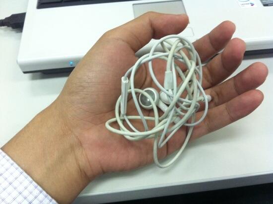 (( TIPS MENGGULUNG EARPHONE, SUPAYA AGAN BISA TETEP WARAS PAS MAU DENGERIN LAGU ))