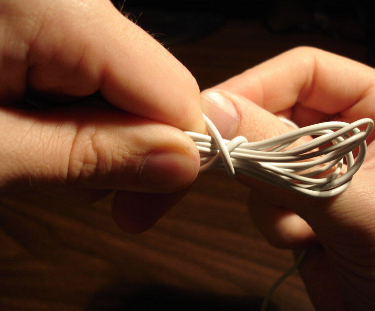 (( TIPS MENGGULUNG EARPHONE, SUPAYA AGAN BISA TETEP WARAS PAS MAU DENGERIN LAGU ))
