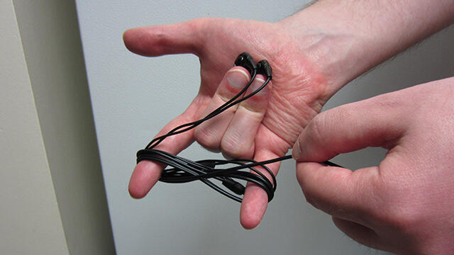 (( TIPS MENGGULUNG EARPHONE, SUPAYA AGAN BISA TETEP WARAS PAS MAU DENGERIN LAGU ))