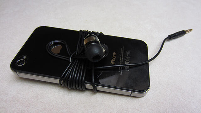 (( TIPS MENGGULUNG EARPHONE, SUPAYA AGAN BISA TETEP WARAS PAS MAU DENGERIN LAGU ))