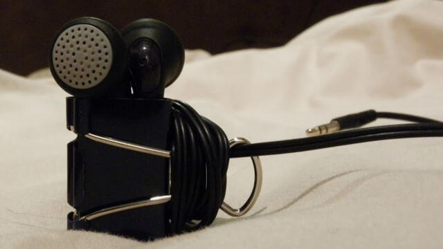 (( TIPS MENGGULUNG EARPHONE, SUPAYA AGAN BISA TETEP WARAS PAS MAU DENGERIN LAGU ))