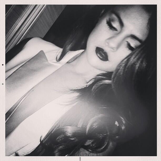 Diantara 13 Pose Selfie Cantiknya, Ada Pose Selena Gomez yang Paling Aneh