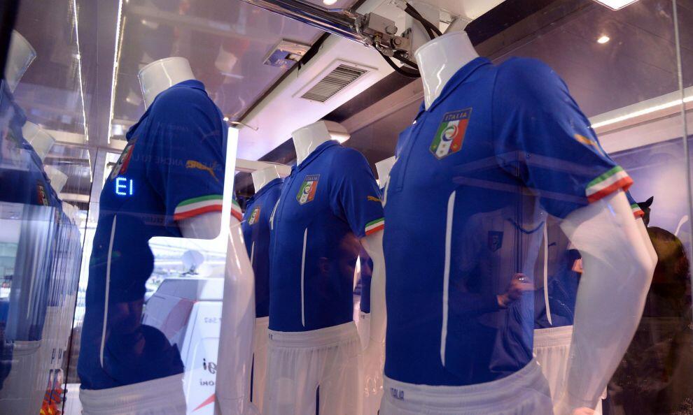 Jersey Timnas Italy World Cup 2014 udah launching gan! 