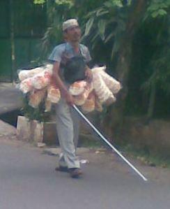 belilah barang dari orang ini walau tidak diperlukan