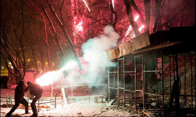 FOTO-FOTO MENAKJUBKAN DIBALIK GEJOLAK KERUSUHAN DI UKRAINA