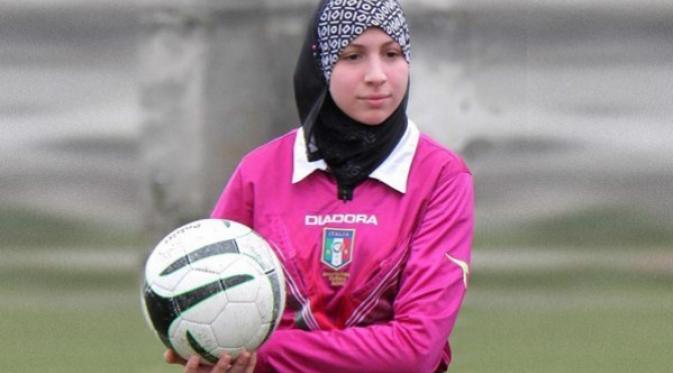 Wanita Ini Jadi Wasit Berjilbab Pertama di Italia