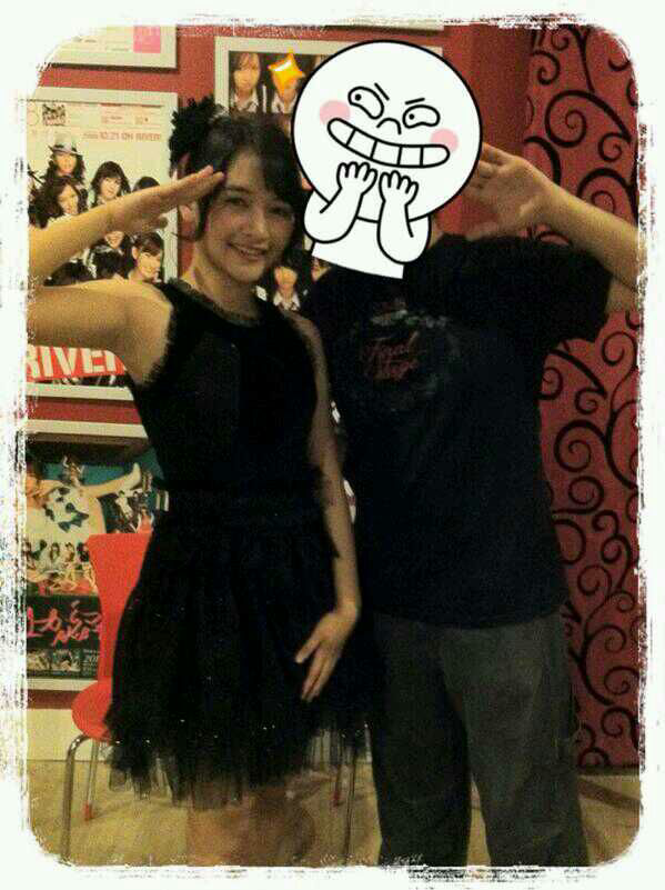 Bagaimana pendapat nya nih gan bisa foto bareng sama idol nya