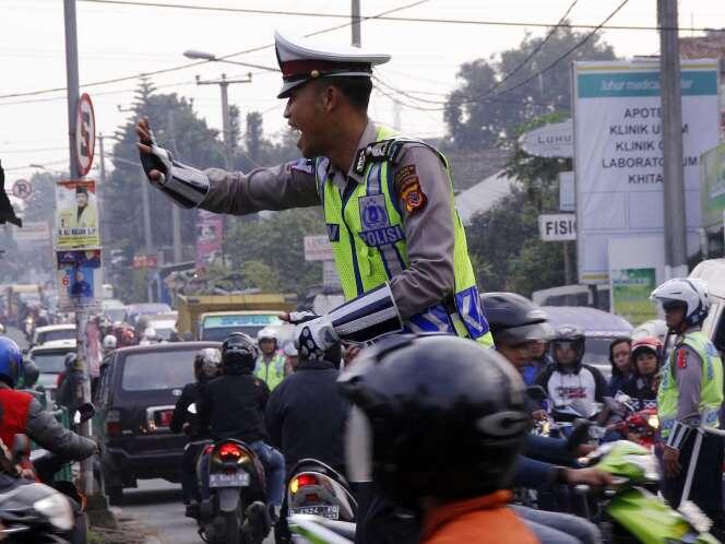 Joged Dangdut ala Polisi Cimahi sambil mengatur lalu lintas