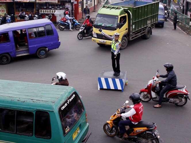 Joged Dangdut ala Polisi Cimahi sambil mengatur lalu lintas