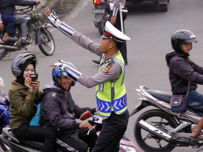 Joged Dangdut ala Polisi Cimahi sambil mengatur lalu lintas