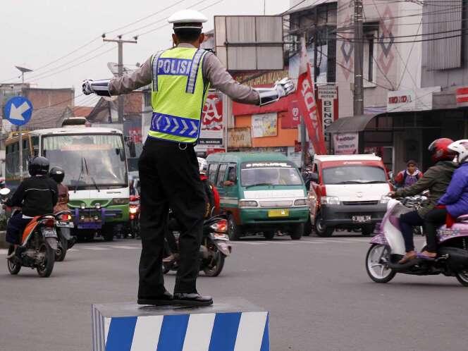 Joged Dangdut ala Polisi Cimahi sambil mengatur lalu lintas