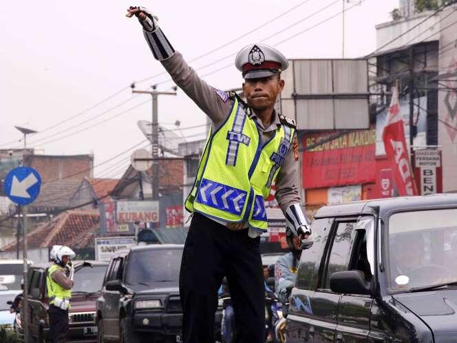 Joged Dangdut ala Polisi Cimahi sambil mengatur lalu lintas