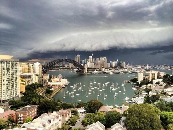 &quot; BAHAYA &quot; Badai besar. menghampiri dan menghantam Sydney Hari ini !