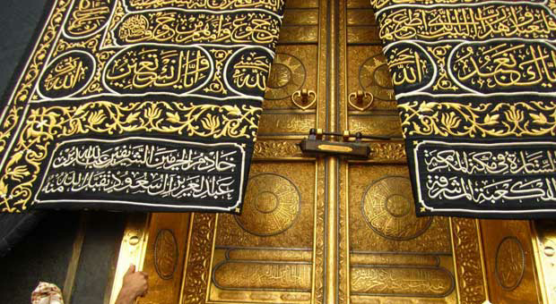 Jemaah Makassar Gunting Kiswah Kabah untuk Jimat Pesugihan !!!!