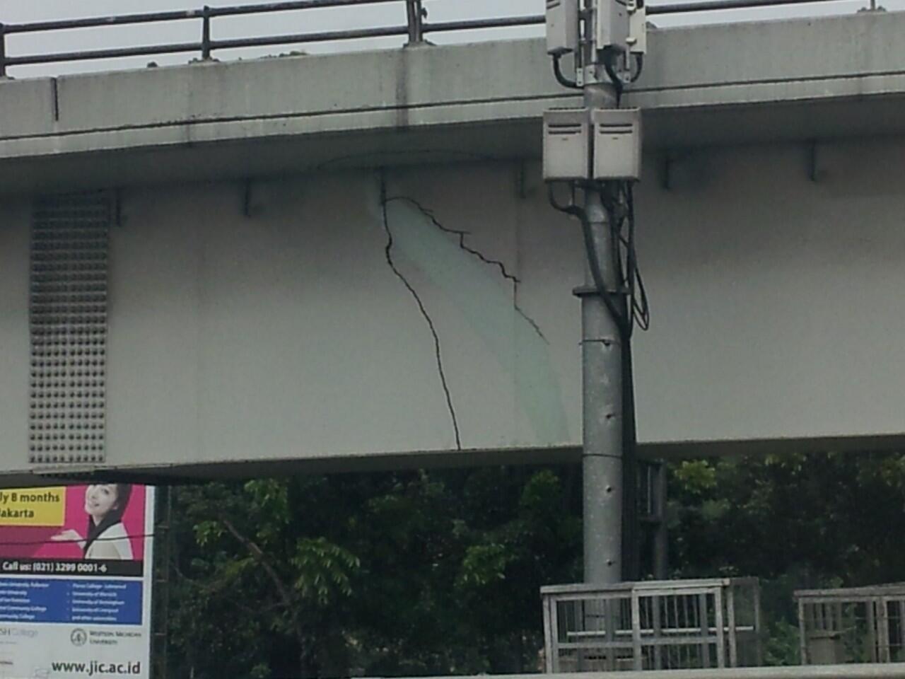 Retakan jembatan Flyover dari arah slipi ke kebonjeruk/ tangerang