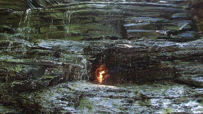 Aneh tapi Nyata, Api Abadi di Balik Air Terjun di Taman Nasional Chestnut Ridge