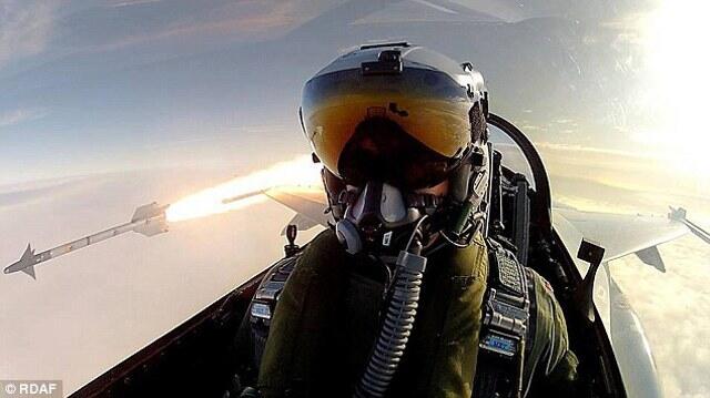 Edan! Pilot Jet Tempur F-16 Selfie Saat Menembakkan Rudal