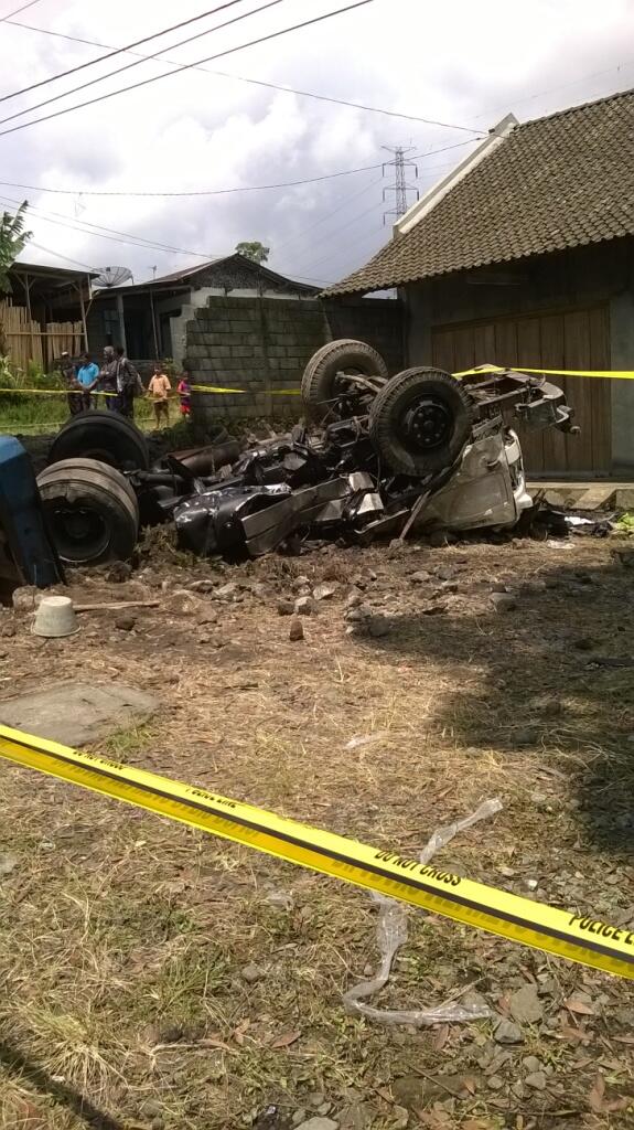Kecelakaan Truk Tadi Pagi Di Daerah Ane!!!(No.DP Pict!!)