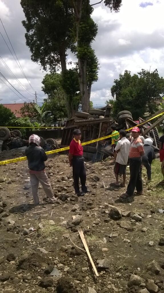 Kecelakaan Truk Tadi Pagi Di Daerah Ane!!!(No.DP Pict!!)