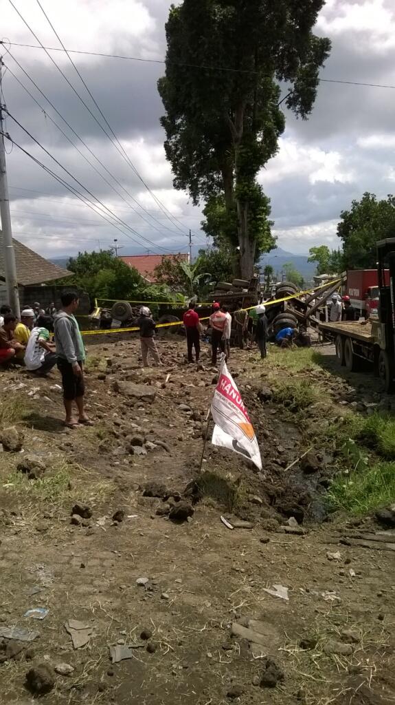 Kecelakaan Truk Tadi Pagi Di Daerah Ane!!!(No.DP Pict!!)