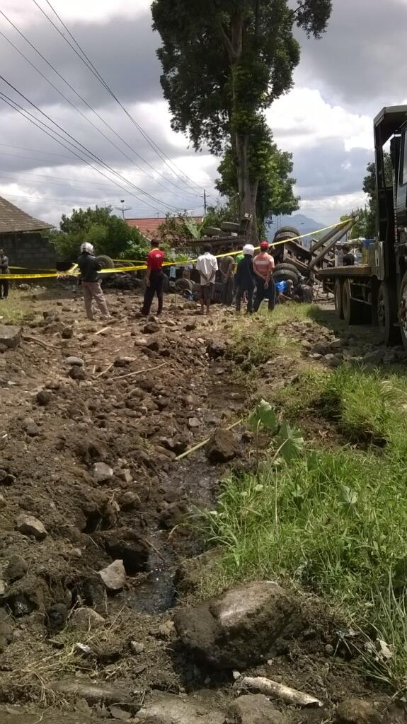 Kecelakaan Truk Tadi Pagi Di Daerah Ane!!!(No.DP Pict!!)