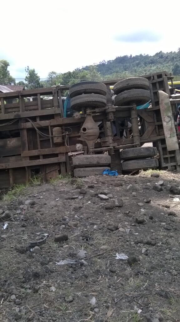 Kecelakaan Truk Tadi Pagi Di Daerah Ane!!!(No.DP Pict!!)