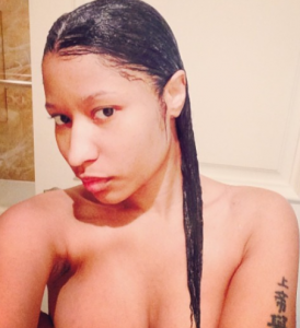 (HOT 18+) Nicki Minaj Nekad Selfies dengan Berfose Vulgar