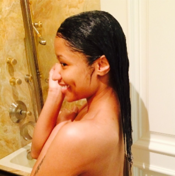 (HOT 18+) Nicki Minaj Nekad Selfies dengan Berfose Vulgar