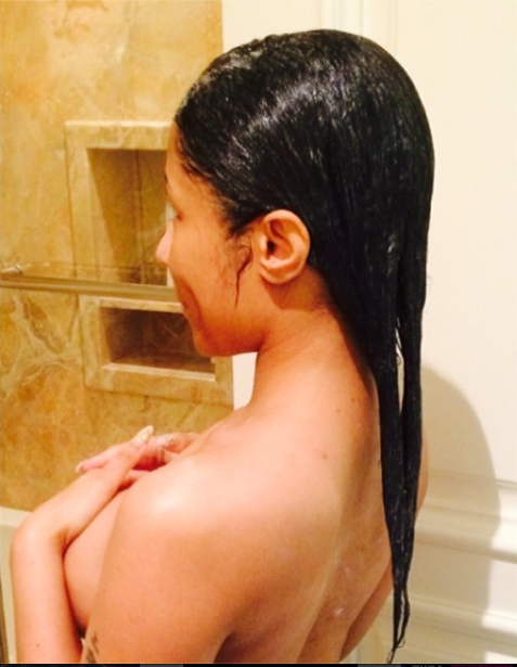 (HOT 18+) Nicki Minaj Nekad Selfies dengan Berfose Vulgar