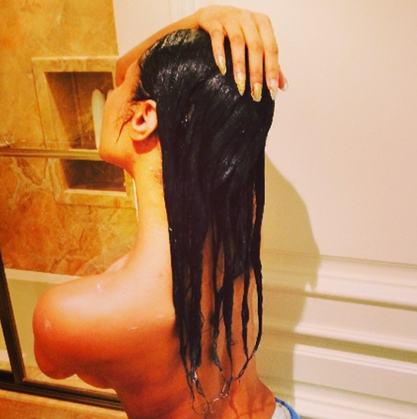 (HOT 18+) Nicki Minaj Nekad Selfies dengan Berfose Vulgar