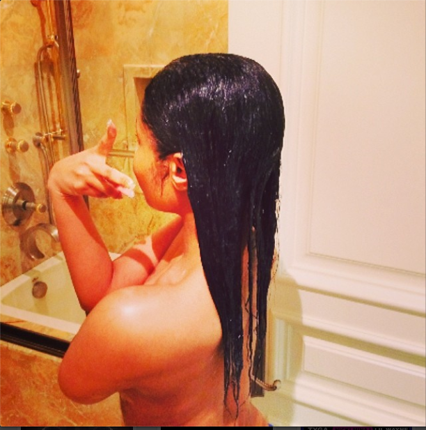 (HOT 18+) Nicki Minaj Nekad Selfies dengan Berfose Vulgar