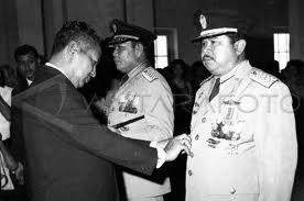 &quot;putih kata bung karno, putih kata KKO. hitam kata bungkarno hitam kata KKO''