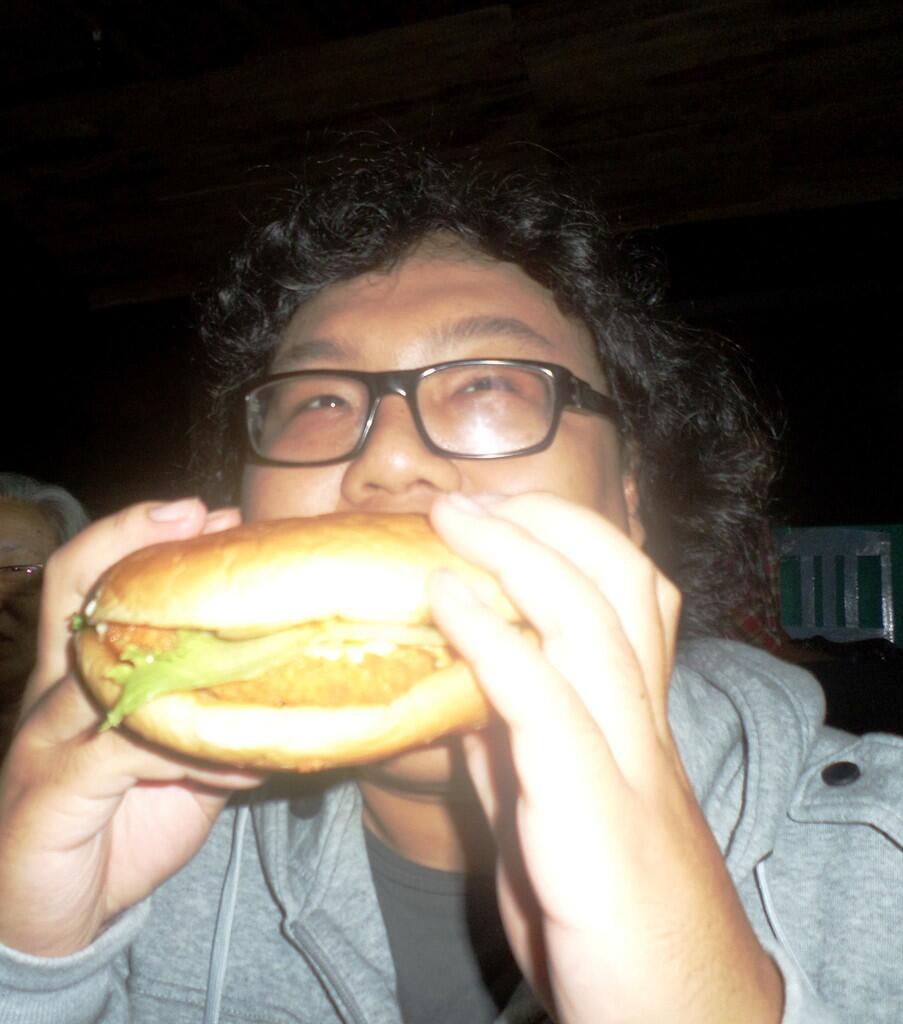 burger yang unik karya anak jogja Gede aja ga cukup guuuuedeeeeeeee