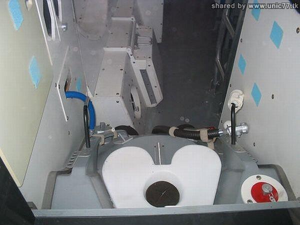 Inilah Toilet Para Astronot di Dalam Pesawat Ulang Alik