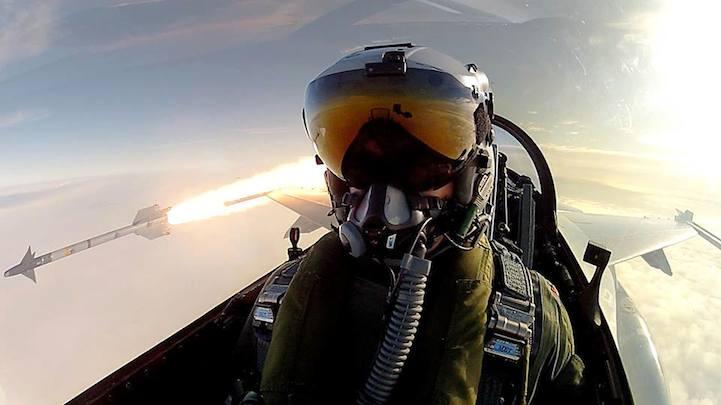 Selfie lagi :) - Kali ini fighter pilot F16 melakukan selfie saat meluncurkan rudal