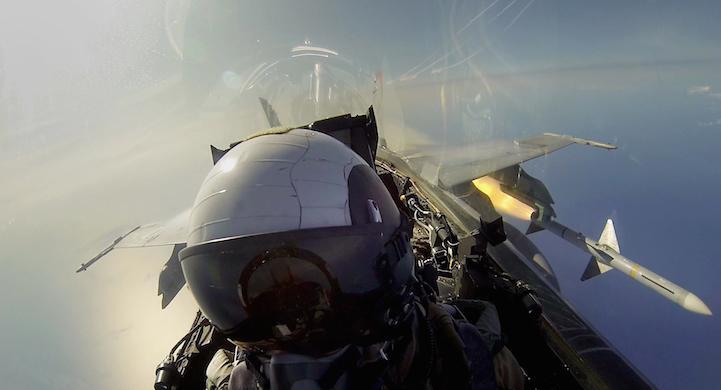 Selfie lagi :) - Kali ini fighter pilot F16 melakukan selfie saat meluncurkan rudal