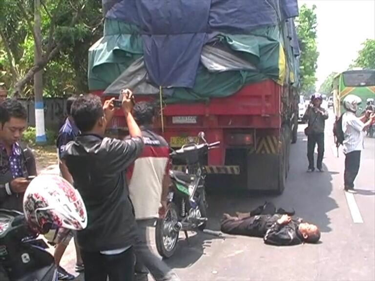 Alasan kenapa banyak pengendara motor tewas terlindas truck dan bis