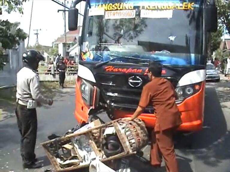 Alasan kenapa banyak pengendara motor tewas terlindas truck dan bis