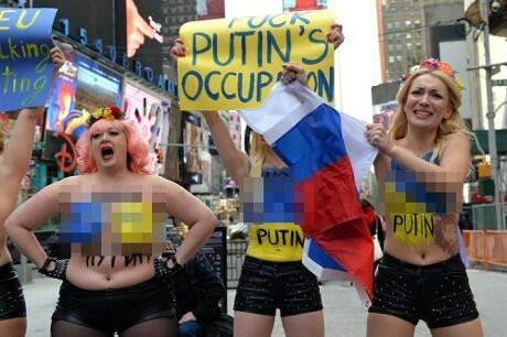 Demo Mengecam Putin, 5 Wanita Pamer Dada di New York