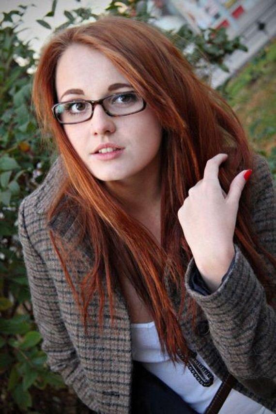 Percaya atau tidak, jika kacamata bisa membuat agan terlihat tambah sexy dan menarik 